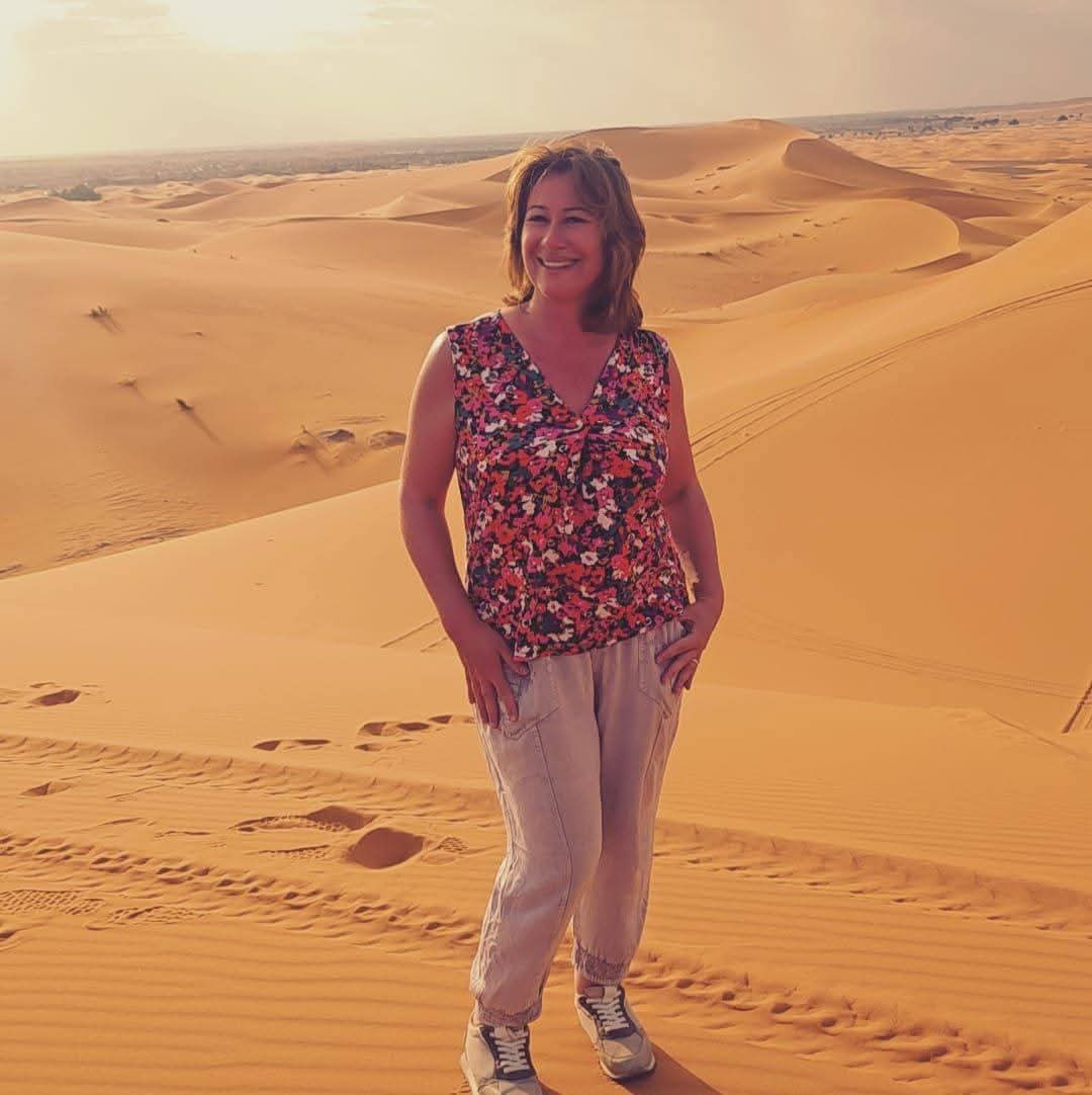 Céline dans les dunes du désert marocain